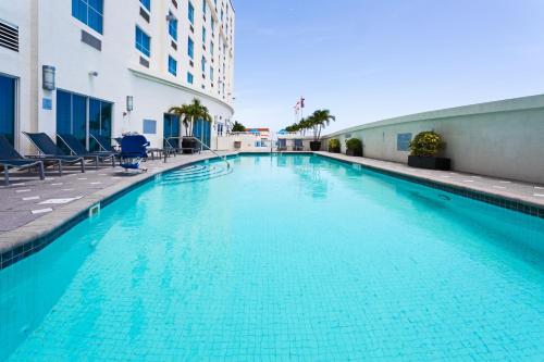 劳德代尔堡Crowne Plaza Hotel & Resorts Fort Lauderdale Airport/ Cruise, an IHG Hotel的一座建筑物中央的游泳池