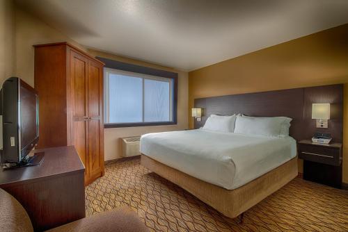 Holiday Inn Express & Suites Grand Canyon, an IHG Hotel客房内的一张或多张床位