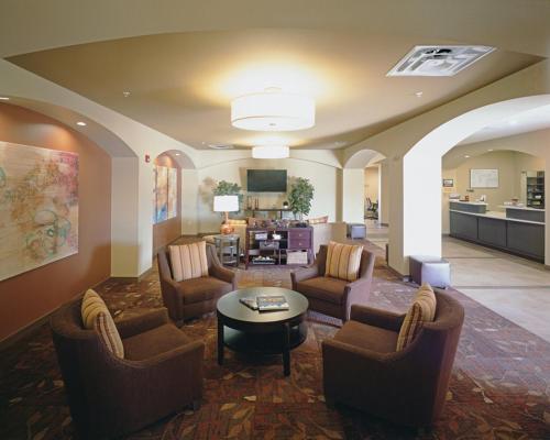 柯林斯堡柯林斯堡烛木套房酒店的带沙发和桌子的大客厅