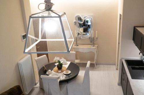 博洛尼亚Beauty Case intimate, quiet and central apartment的一间带桌椅和镜子的用餐室