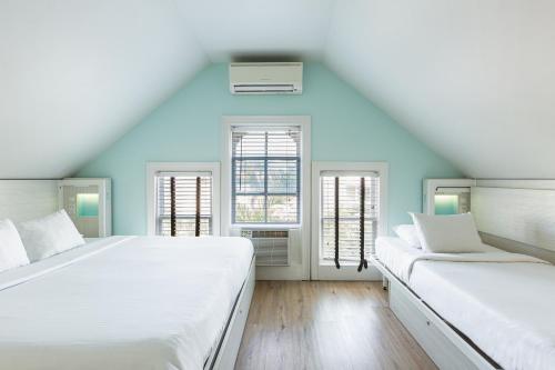 基韦斯特尼亚住宿加早餐旅馆 - 成人专属的配有两张床铺的蓝色墙壁和窗户
