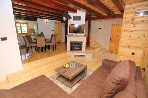 巴伊纳巴什塔Tara Cottage的带沙发和壁炉的客厅
