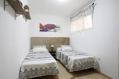 圣伊西德罗Ifara 22的白色墙壁客房的两张床