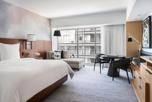 西雅图四季酒店西雅图的配有一张床和一张书桌的酒店客房
