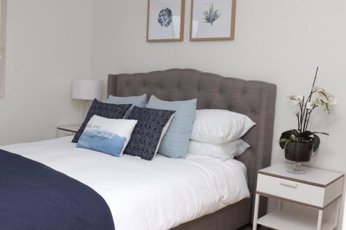 安特兰斯马林帕拉德3/32水景公寓的一间卧室配有一张带蓝色和白色枕头的床