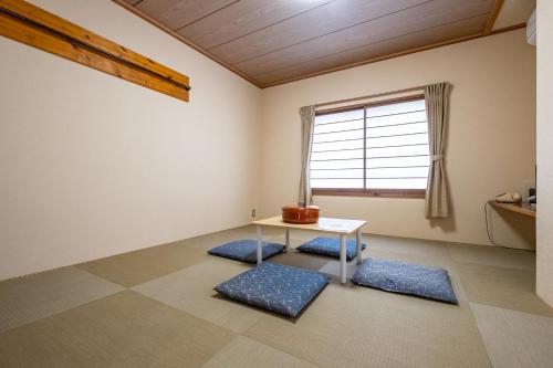 富士河口湖河口湖站旅馆的客厅配有桌子和窗户
