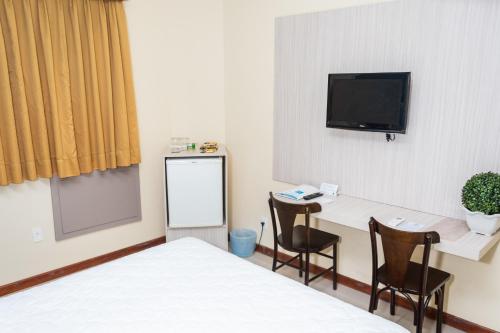 特雷西纳河畔宫殿酒店的客房设有1张床、1张办公桌和1台电视。