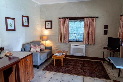 斯特拉萨尔宾Gasworks B&B Cottages的客厅配有沙发和桌子