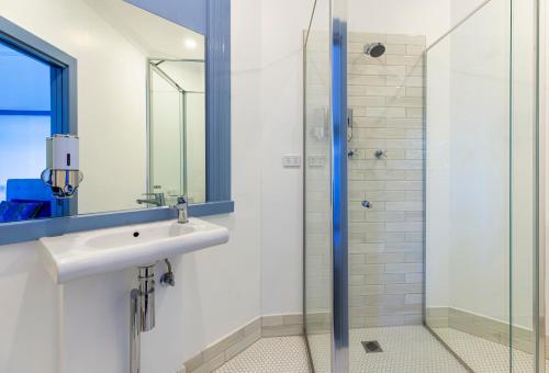 纽卡斯尔联邦酒店的一间带水槽和淋浴的浴室