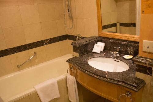 无锡无锡君乐酒店的浴室配有盥洗盆和浴缸。