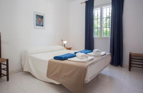 哈维亚Casa Tordos的一间卧室配有带毛巾的床