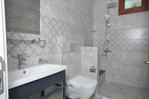 穆拉SELERDOĞA EVLERİ的浴室配有卫生间、盥洗盆和淋浴。