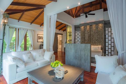 Villa in the Garden, Surin Beach with private spa.的休息区