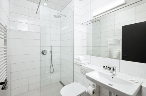 雷克雅未克卡宾酒店的白色的浴室设有卫生间和水槽。