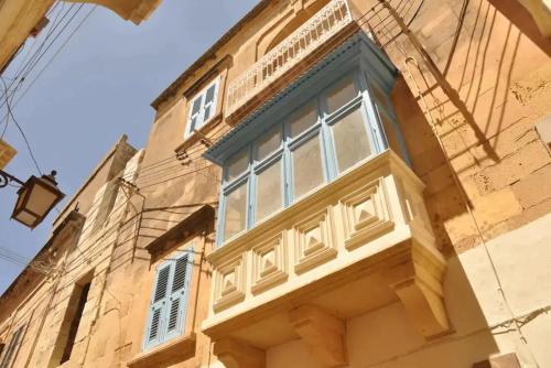 维多利亚Magic in the Heart of Old Gozo (Penthouse)的一面有窗户的建筑