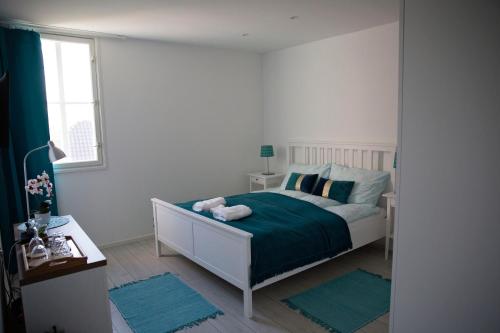 托考伊Antalóczy Winery&Apartments的一间卧室配有一张带绿色床单的床和一扇窗户。