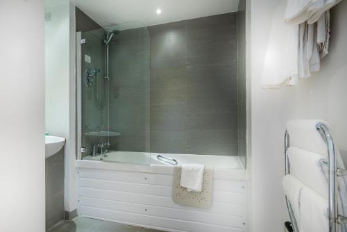布莱顿霍夫皇后酒店&SPA的带淋浴、浴缸和盥洗盆的浴室