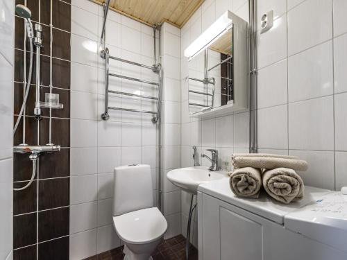赫尔辛基Citykoti X 2ndhomes Downtown Studios的白色的浴室设有卫生间和水槽。