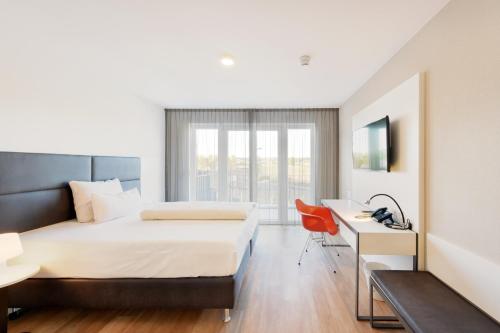 许尔特K公寓酒店 的配有一张床和一张书桌的酒店客房