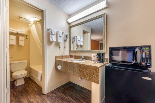 路易斯维尔市中心伊克诺旅店的一间浴室