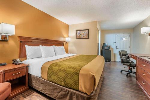路易斯维尔市中心伊克诺旅店客房内的一张或多张床位