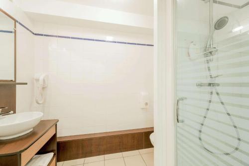 Idron波城伊德龙康福特套房酒店的带淋浴和盥洗盆的浴室