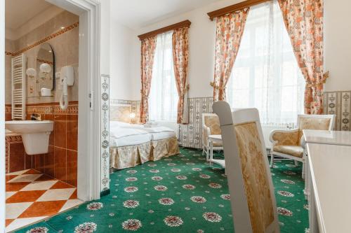 布拉格Hotel Klarinn Prague Castle的一间酒店客房 - 带一张床和一间浴室
