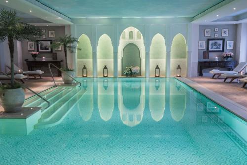 米兰LHW巴黎宫Spa大酒店的一座带游泳池的大楼内的大型游泳池