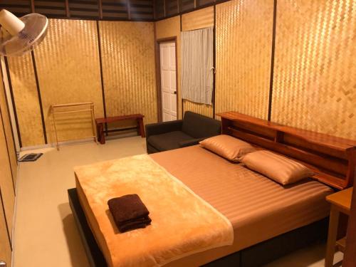 俊穆岛岩石景露台旅馆的一间卧室配有一张大床和一张沙发