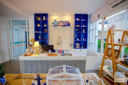 奈扬海滩奈扬清凉之家酒店的一间设有蓝色架子的柜台的房间