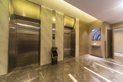 成都成都金牛智选假日酒店的大楼内带电梯的走廊