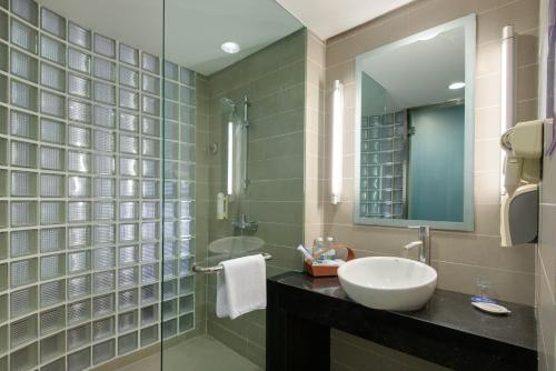 成都成都鼓楼智选假日酒店的一间带水槽和镜子的浴室
