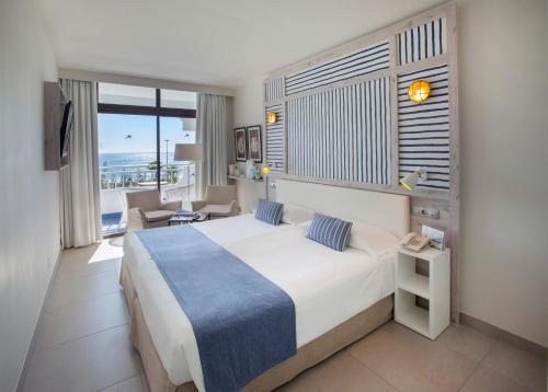 Corallium Beach by Lopesan Hotels - Adults Only客房内的一张或多张床位