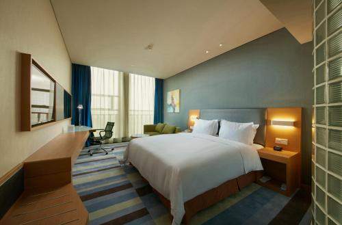 乐山广场智选假日酒店客房内的一张或多张床位