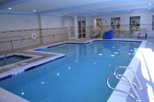 高尔顿金色智选假日酒店的在酒店房间的一个大型游泳池