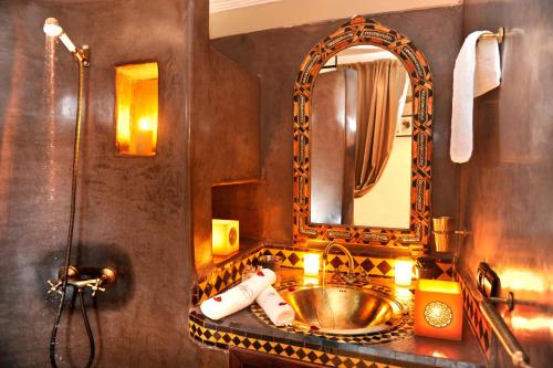 马拉喀什Riad Belle Epoque的一间带水槽和镜子的浴室