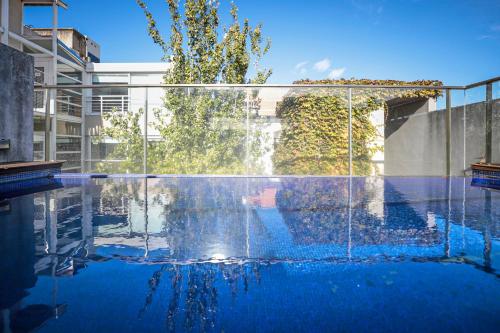 布宜诺斯艾利斯Boutique Design Studio in Palermo Soho的一座带喷泉的游泳池