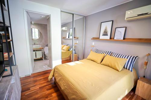 布宜诺斯艾利斯Boutique Design Studio in Palermo Soho的一间卧室配有一张大床和镜子