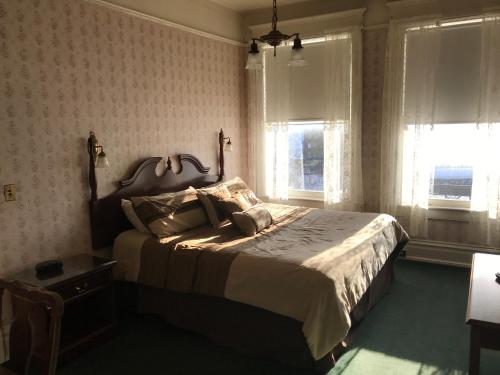 富兰克林历史酒店客房内的一张或多张床位