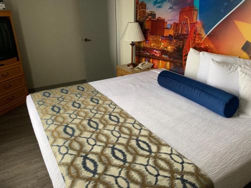 纳什维尔Ramada by Wyndham Nashville/Music Valley的酒店客房设有一张大床,上面有蓝色的枕头
