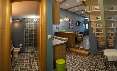 卡兰巴卡SaltHouse #1的客房内设有带水槽和卫生间的浴室