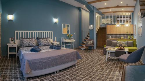 卡兰巴卡SaltHouse #1的一间带大床的卧室和一间客厅