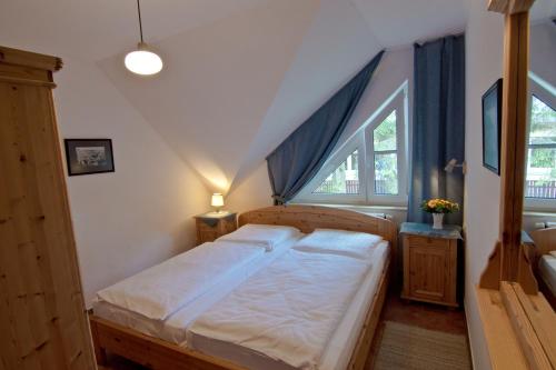宾茨Haus Seeblick-Binz的一间小卧室,阁楼上配有一张床