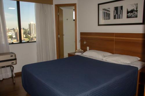 Aparthotel Twin Towers客房内的一张或多张床位