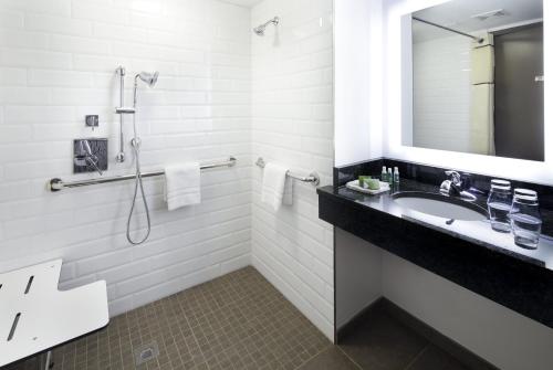 达拉姆The Lodge at Duke Medical Center的白色的浴室设有水槽和镜子