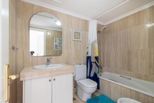 莫甘Flatguest Mogan + Beach + 2Bdr + Terrace的一间带水槽、卫生间和镜子的浴室