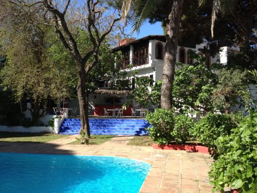 塔里法美佐德桑丘酒店的从游泳池欣赏到度假屋的景色