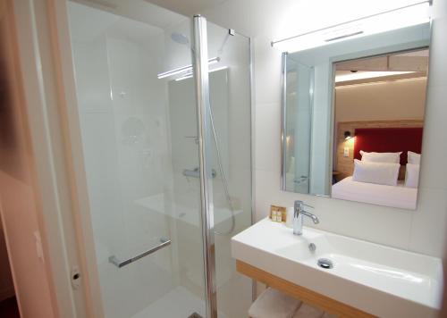 蒙田酒店的一间浴室
