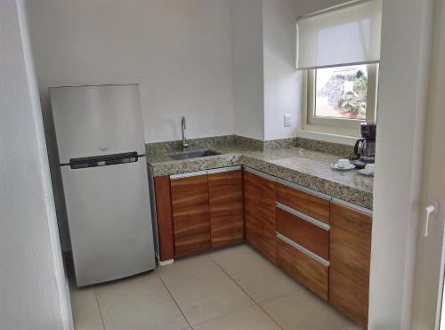瓜亚比托斯卡萨布兰卡度假酒店的厨房配有冰箱和水槽