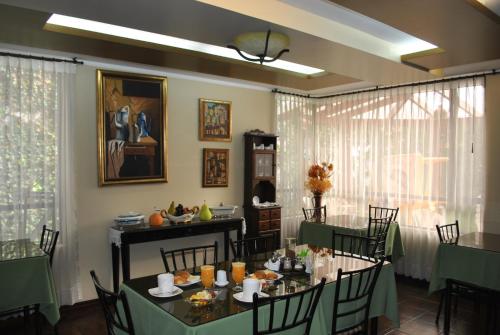拉塔昆加MAK INN HOUSE的用餐室配有2张桌子和椅子,